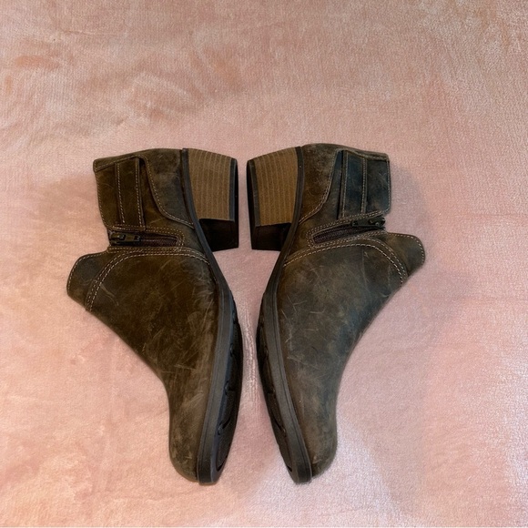 Clarks Charlten Grace brown leather booties short block heel size 8.5 - Picture 3 of 9